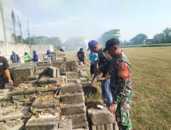 Babinsa bersama masyarakat gotong royong memindahkan batako untuk persiapan memperbaiki rumah warga kurang mampu.