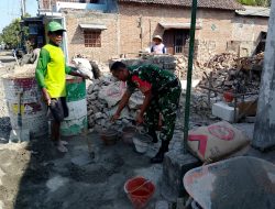 Warga Desa Sugihwaras dan Babinsa Koramil 02/Bagor Gotong Royong Bangun Rumah Warga
