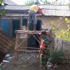 Wujudkan Manunggal TNI-Rakyat, Babinsa Koramil 0810/03 Loceret Bantu Bongkar Rumah Warga