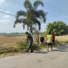 Babinsa Koramil 14/Gondang Bersama Warga Desa Senjayan Laksanakan Gotong Royong Ciptakan Lingkungan Bersih