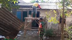 Wujudkan Manunggal TNI-Rakyat, Babinsa Koramil 0810/03 Loceret Bantu Bongkar Rumah Warga