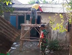 Wujudkan Manunggal TNI-Rakyat, Babinsa Koramil 0810/03 Loceret Bantu Bongkar Rumah Warga