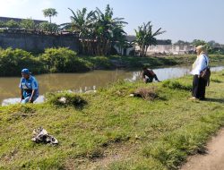 Babinsa dan Dinas Perairan Prambon Bersihkan Aliran Sungai Irigasi di Desa Tegaron