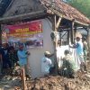 Babinsa Koramil 0810/15 Rejoso Bantu Rehab Rumah Warga Binaan Lewat Program Rutilahu