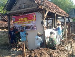 Babinsa Koramil 0810/15 Rejoso Bantu Rehab Rumah Warga Binaan Lewat Program Rutilahu