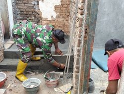 Selalu Bersama Rakyat, Babinsa Koramil 0810/03 Loceret Bantu Renovasi Rumah Warga Binaan