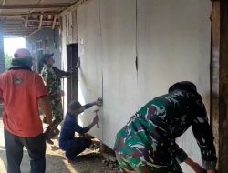 Anggota Koramil 19/Jatikalen Bersama Warga Bantu Bedah Rumah Tidak Layak Huni