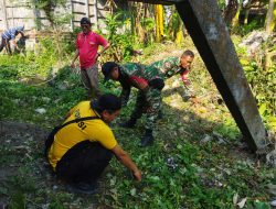 Anggota koramil 0810-14/Gondang bersama Masyarakat Bersihkan Saluran Air