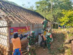 Babinsa Koramil 0810/03 loceret Bantu Pembongkaran Rumah Tidak Layak Huni (RTLH) Di Desa Bajulan Kecamatan Loceret kabupaten Nganjuk