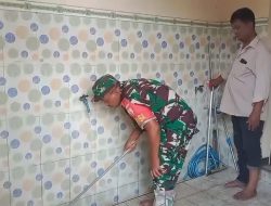 Jaga Kebersihan Tempat Ibadah, Babinsa Koramil 0810/03 Loceret Bersihkan Masjid di Tanjungrejo