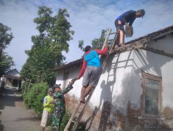 Babinsa Koramil 0810/12 Pace Bantu Renovasi Rumah Warga di Desa Sanan