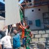 Babinsa Koramil 0810/15 Rejoso Gotong Royong Pasang Atap Asbes Rumah Warga Binaannya