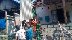 Babinsa Koramil 0810/15 Rejoso Gotong Royong Pasang Atap Asbes Rumah Warga Binaannya
