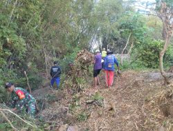 Babinsa Koramil 0810/04 Berbek Gotong Royong Bersama Warga Bangun Jalan Menuju Pemakaman Umum