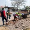 Babinsa Koramil 0810/16 Sukomoro Bantu Warga Uruk Jalan Persawahan di Desa Blitaran
