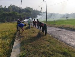 Babinsa Koramil 0810/18 Ngetos Ajak Warga Gotong Royong Bersihkan Jalan Desa
