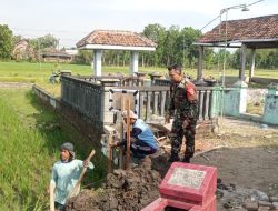 Babinsa Koramil Tipe B 0810/10 Tanjunganom Bersama Warga Gotong Royong Bangun Tembok Penahan Tanah Makam di Sambirejo