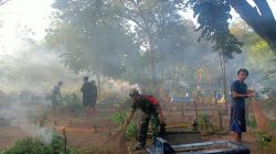 Babinsa Koramil 0810/02 Bagor Laksanakan Karya Bakti di Pemakaman Umum Desa Bagorkulon