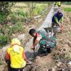 Babinsa Bendungrejo Bantu Warga Bangun Saluran Irigasi untuk Pertanian
