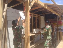Kedekatan Babinsa Bersama Masyarakat, Dalam Karya Bakti Membangun Rumah Tidak Layak Huni