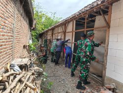 Babinsa Koramil 0810/15 Rejoso Mulai Membongkar Rumah Warga Binaannya yang Mendapatkan Bantuan Bedah Rumah