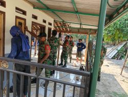 Babinsa Koramil 0810-15 Rejoso Bantu Warga Binaan Bangun Rumah Program Rutilahu