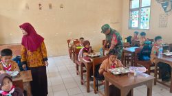 Makan Bergizi Gratis, Babinsa Koramil 0810/03 Loceret Dampingi Pendistribusian ke Sekolah