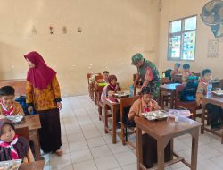Makan Bergizi Gratis, Babinsa Koramil 0810/03 Loceret Dampingi Pendistribusian ke Sekolah