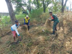 Pererat Sinergi dengan Warga, Babinsa Koramil 0810/02 Bagor Gelar Karya Bakti di Kelurahan Kedondong