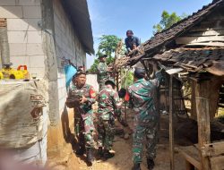 Gerak Cepat Anggota Koramil Ngetos Bantu Perbaiki Rumah Warga Terdampak Angin Kencang