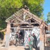 Babinsa dan Warga Gotong Royong Perbaiki Rumah Warga Kurang Mampu di Nganjuk