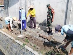 Bantu Perbaiki Paving Blok, Babinsa Koramil 0810/15 Rejoso Tumbuhkan Semangat Gotong Royong