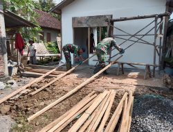 Babinsa Koramil 0810/19 Jatikalen Bantu Pembangunan Rumah RTLH di Desa Pulowetan