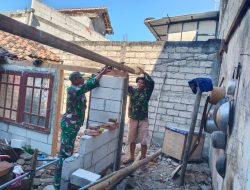 Babinsa Koramil 0810/01 Nganjuk Turut Bantu Warga dalam Program RTLH di Kelurahan Payaman