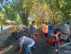 Babinsa koramil 0810-14/Gondang Bersama Warga Gotong Royong Bangun Jembatan