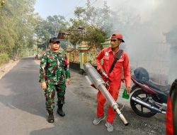 Babinsa Ngudikan Dampingi Kegiatan Fogging di Dusun Setren