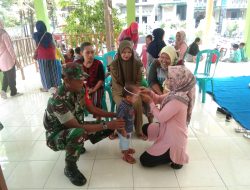 Babinsa Koramil 0810/15 Rejoso Dampingi Bidan Desa dalam Kegiatan Posyandu Balita di Wilayah Binaannya