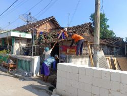 Babinsa Koramil 0810/03 Loceret Bantu Pembongkaran Rumah Tidak Layak Huni (RTLH) di Desa Kenep