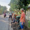 Babinsa Bersama Warga Gotong Royong Bersihkan Lingkungan di Desa Ngujung