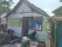 Babinsa Koramil 0810/12 Pace Bersama Warga Gotong Royong Rehab Rumah Tidak Layak Huni (Rutilahu)