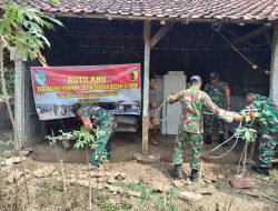 Selalu Hadir untuk Rakyat, Babinsa Koramil 0810/13 Lengkong Bantu Renovasi Rumah Warga