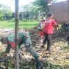 Babinsa Werungotok Bersama Warga Gelar Kerja Bakti Pembersihan Sampah di Jalan Umum