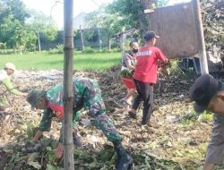 Babinsa Werungotok Bersama Warga Gelar Kerja Bakti Pembersihan Sampah di Jalan Umum