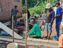 Gotong Royong TNI dan Masyarakat Bangun Bedah Rumah di Lingk. Bulakrejo Kel.Warujayeng