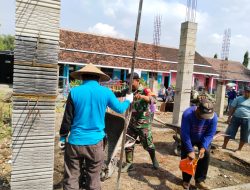 Babinsa Koramil 0810/19 Jatikalen Bantu Warga Bangun Rumah, Wujudkan Sinergi TNI dan Rakyat