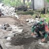 Wujudkan Jalan Halus, Babinsa Peduli Infrastruktur Desa Ikut Pasang Paving Bersama Warga
