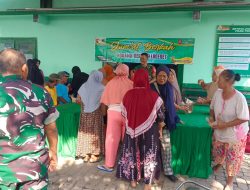 Jum’at Berkah Anggota Koramil 0810/03 Loceret Bagikan Nasi Kotak Gratis Untuk Masyarakat Kurang Mampu