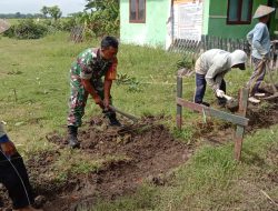 Babinsa Koramil 0810/15 Rejoso melaksanakan Kerja Bakti Pembuatan Pondasi Pagar Polindes di Wilayah Binaan