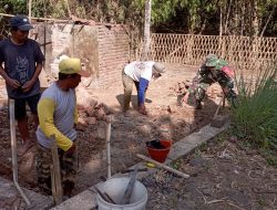 Babinsa Koramil 0810/03 Loceret Bantu Warga Bangun Rumah di Desa Sombron