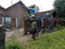 Babinsa Bantu Renovasi Rumah Warga Kurang Mampu di desa Binaan